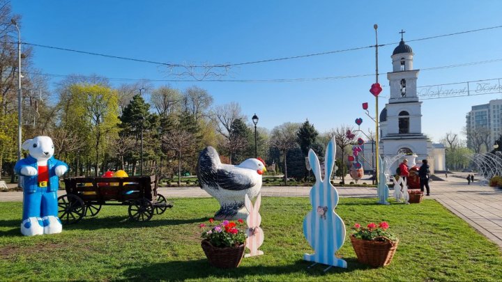 Chișinăul, decorat de Paști. Ouăle colorate, iepurașii și toate figurinile tematice ne introduc în atmosfera festivă (FOTO)