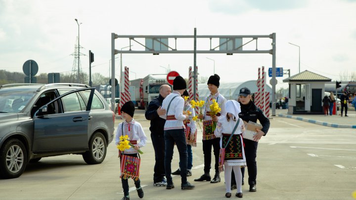 Polițiștii de frontieră au sărbătorit Floriile împreuna cu copii de la Centrul de asistență socială din Olănești (FOTO)