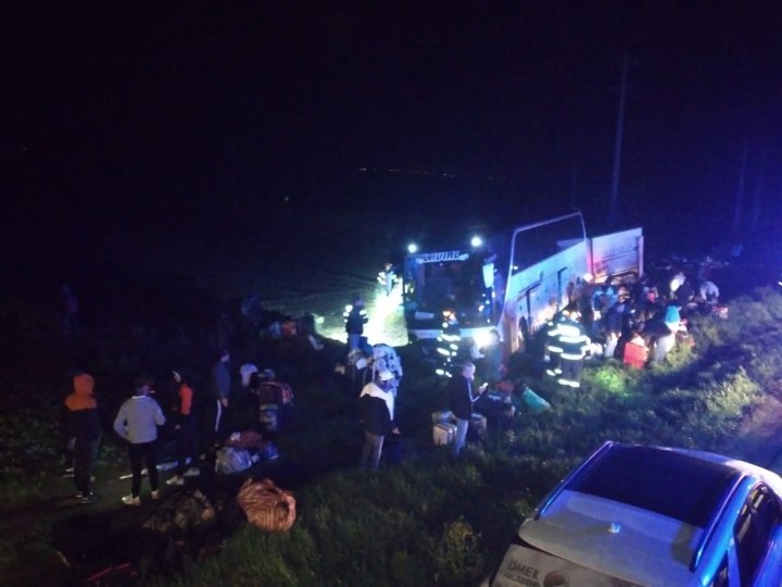 Un autocar cu moldoveni, implicat într-un accident grav peste Prut. Sunt victime (FOTO)