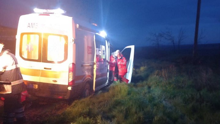 O ambulanță ce transporta un copil la spital, BLOCATĂ în NOROI, într-o localitate din Căușeni. A fost nevoie de intervenția salvatorilor (FOTO)