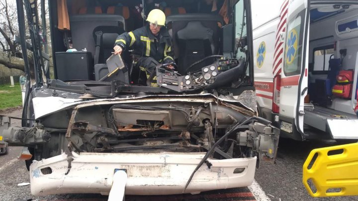 Autocar de pe ruta Odesa-Chișinău, cu pasageri la bord, implicat într-un accident grav