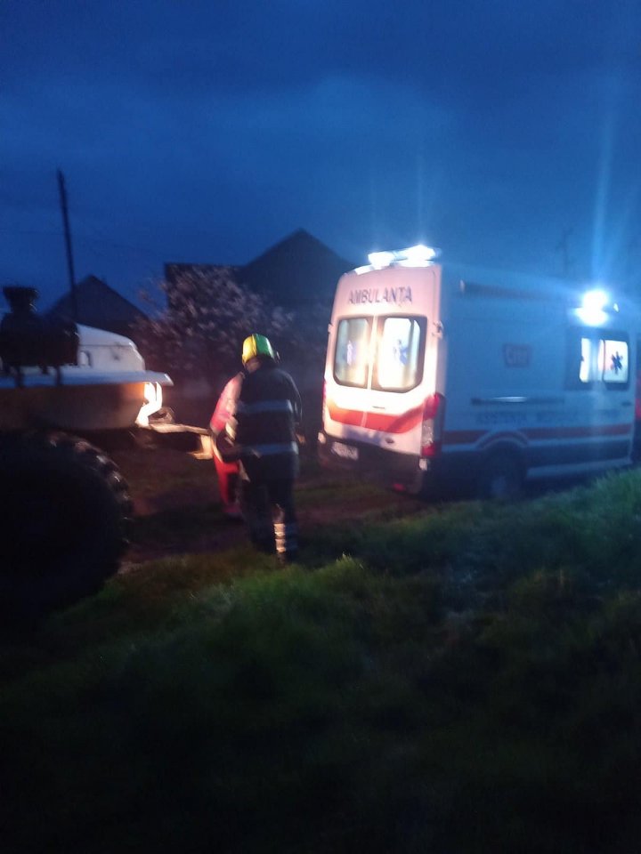 O ambulanță ce transporta un copil la spital, BLOCATĂ în NOROI, într-o localitate din Căușeni. A fost nevoie de intervenția salvatorilor (FOTO)