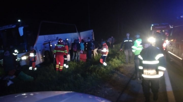 Un autocar cu moldoveni, implicat într-un accident grav peste Prut. Sunt victime (FOTO)