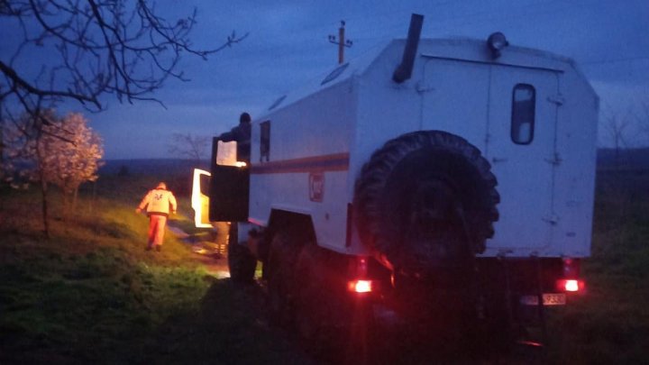 O ambulanță ce transporta un copil la spital, BLOCATĂ în NOROI, într-o localitate din Căușeni. A fost nevoie de intervenția salvatorilor (FOTO)