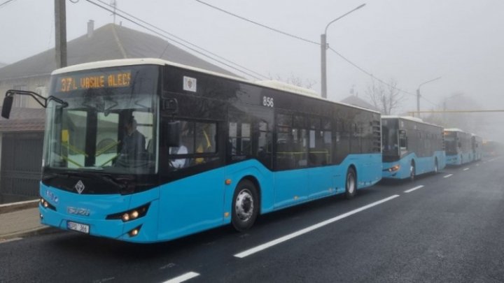 Aproximativ 50 de mii de cetățeni au beneficiat de transport gratuit către cimitirul "Sfântul Lazăr". Câte autobuze a pus la dispoziție Primăria (FOTO)