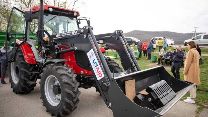 Mai curat, mai îngrijit! Budești a primit un tractor și 1350 de coșuri de gunoi de la USAID (FOTO)