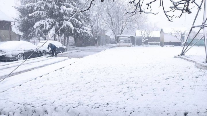 În regiunea de nord și vest a țării se circulă în condiții de iarnă. Șoferii, îndemnați să fie prudenți (FOTO)