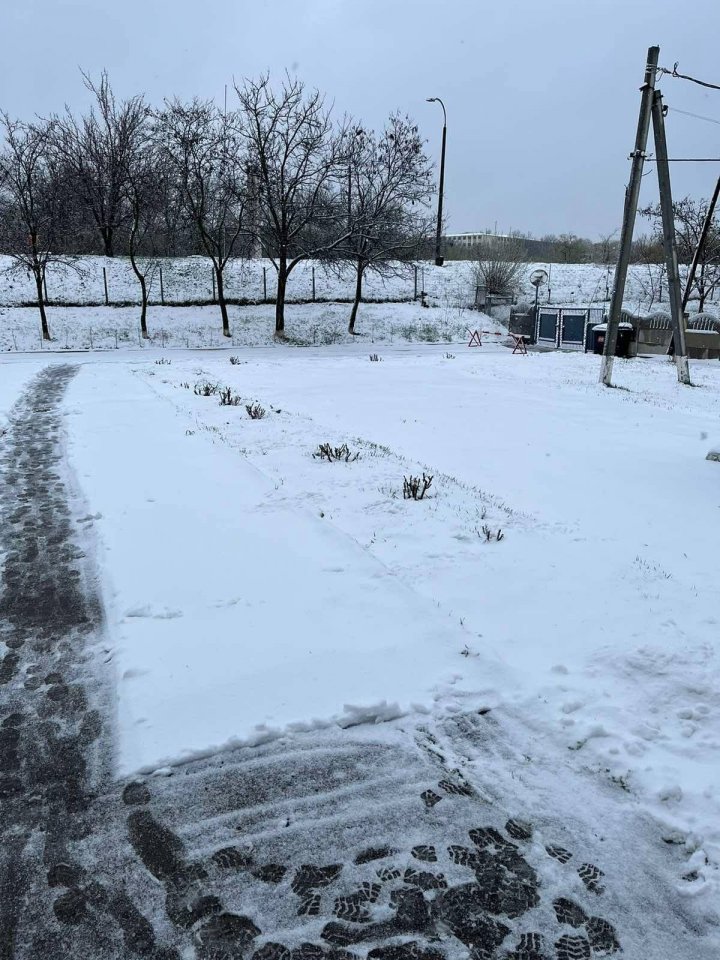 În regiunea de nord și vest a țării se circulă în condiții de iarnă. Șoferii, îndemnați să fie prudenți (FOTO)