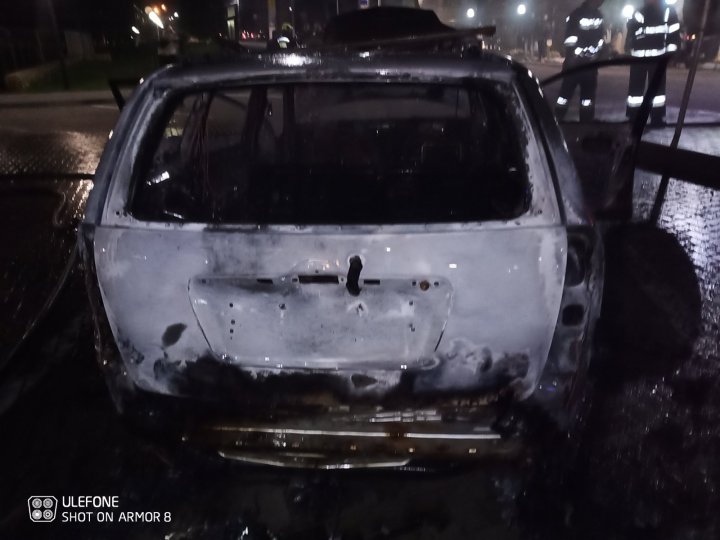 La un pas de TRAGEDIE. Două automobile, cuprinse de flăcări în Noaptea Învierii. Un șofer s-a ales cu arsuri de gradul II (VIDEO)