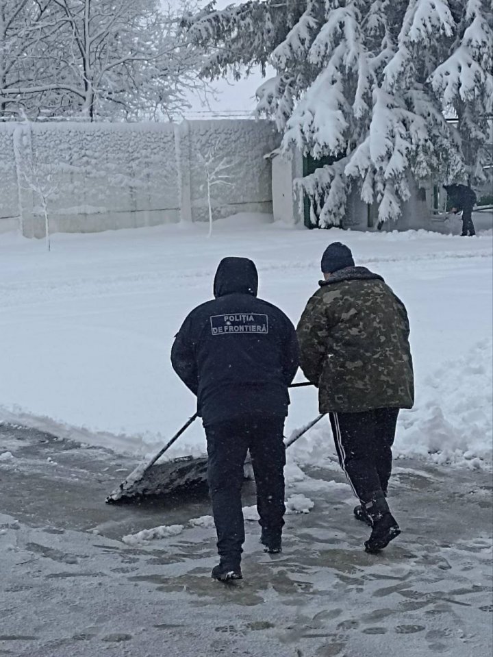 În regiunea de nord și vest a țării se circulă în condiții de iarnă. Șoferii, îndemnați să fie prudenți (FOTO)