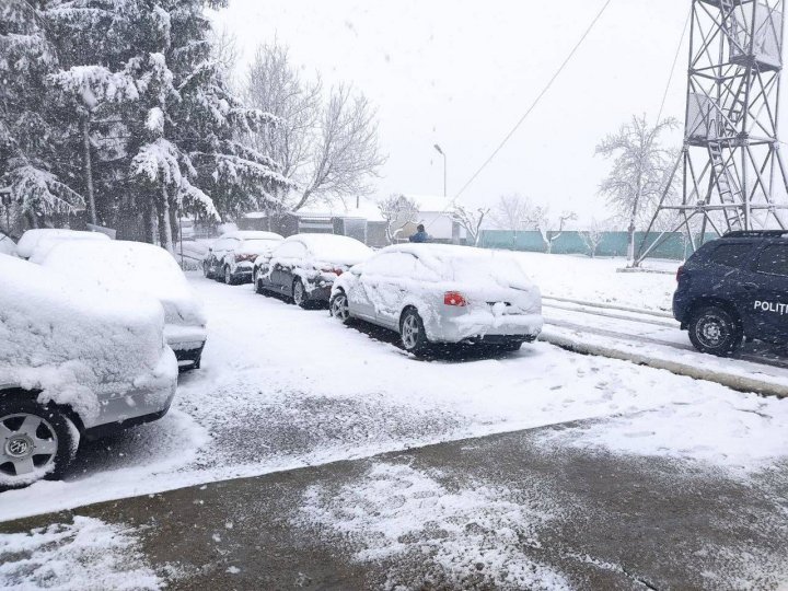 În regiunea de nord și vest a țării se circulă în condiții de iarnă. Șoferii, îndemnați să fie prudenți (FOTO)