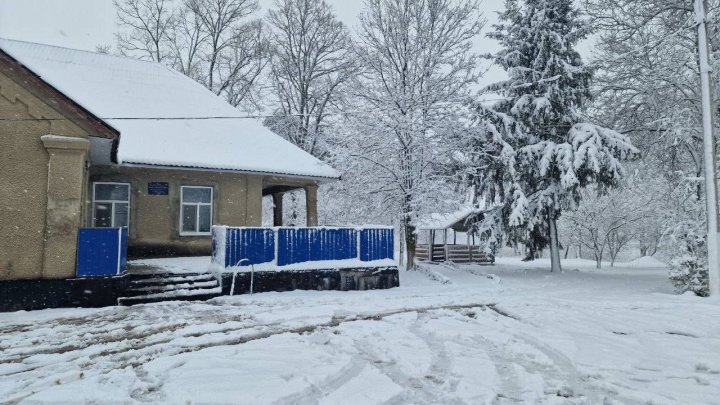 IARNĂ ÎN APRILIE. Zăpada s-a aşternut în mai multe localităţi din ţară (FOTO)