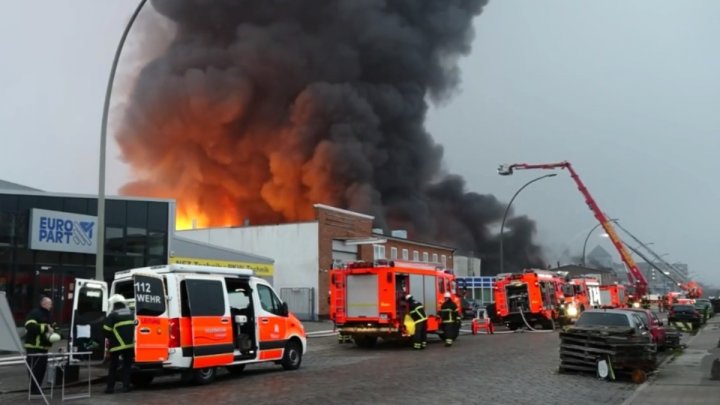 Incendiu la două depozite din centrul orașului Hamburg. Aproximativ 140 de persoane au fost evacuate(FOTO)