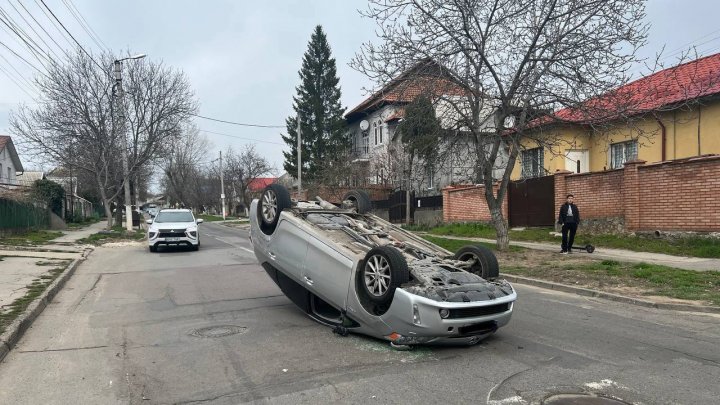 Cu roțile în sus. Accident spectaculos în cartierul Poșta Veche (FOTO)