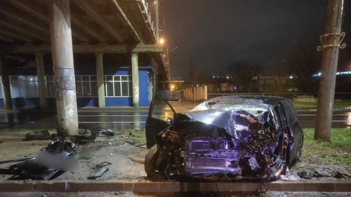 Era şofer fără permis, iar maşina avariată nu îi aparţinea. Alţi doi tineri, la spital (FOTO)