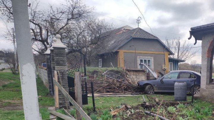 Cu maşina în gardul unui sătean. Şoferul era în stare de ebrietate (FOTO)