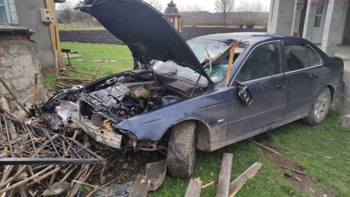 Cu maşina în gardul unui sătean. Şoferul era în stare de ebrietate (FOTO)