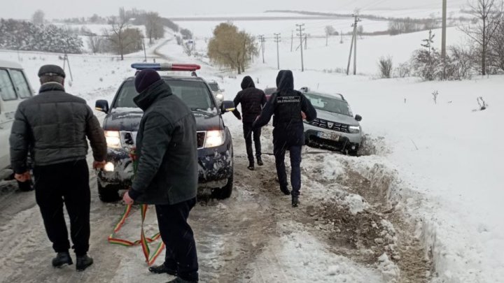 Ninsoare anevoioasă. Se circulă DIFICIL spre și dinspre România (FOTO/VIDEO)