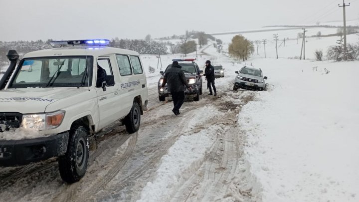 Ninsoare anevoioasă. Se circulă DIFICIL spre și dinspre România (FOTO/VIDEO)