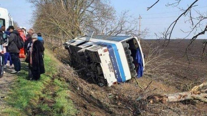 GRAV ACCIDENT la Drochia. Un autocar de rută s-a răsturnat într-un șanț (FOTO)