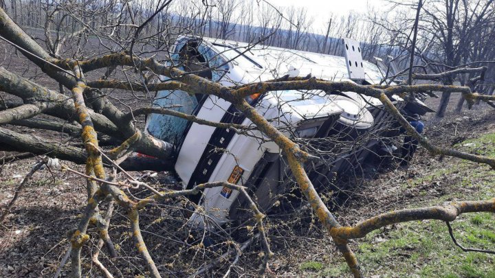 GRAV ACCIDENT la Drochia. Un autocar de rută s-a răsturnat într-un șanț (FOTO)