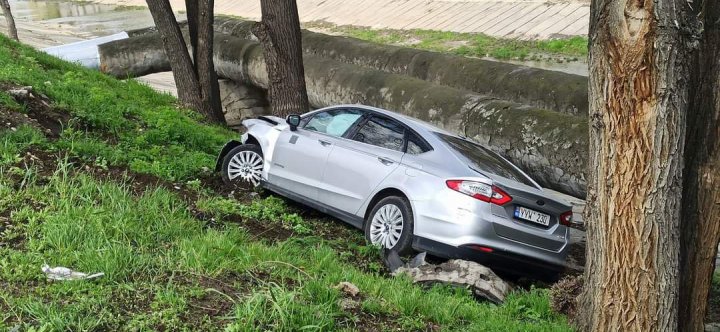 Două mașini s-au ciocnit violent în Capitală (FOTO)