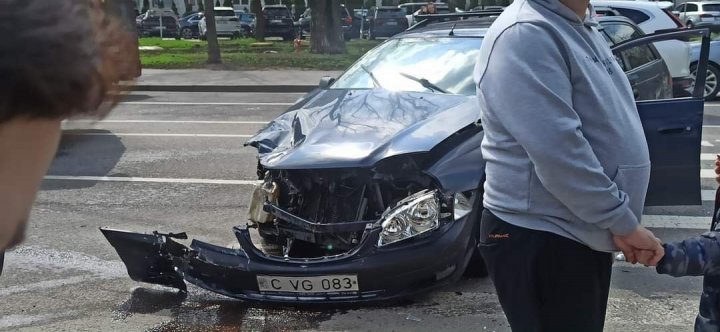 Două mașini s-au ciocnit violent în Capitală (FOTO)