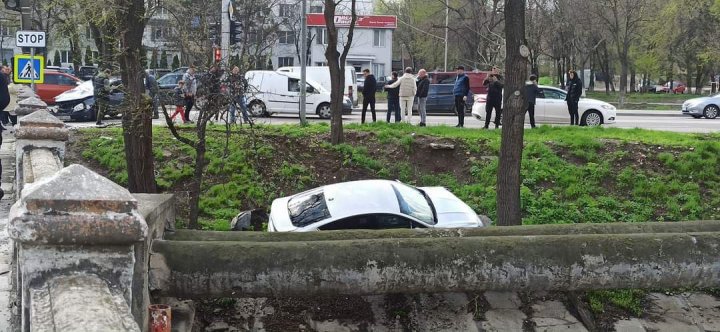 Două mașini s-au ciocnit violent în Capitală (FOTO)