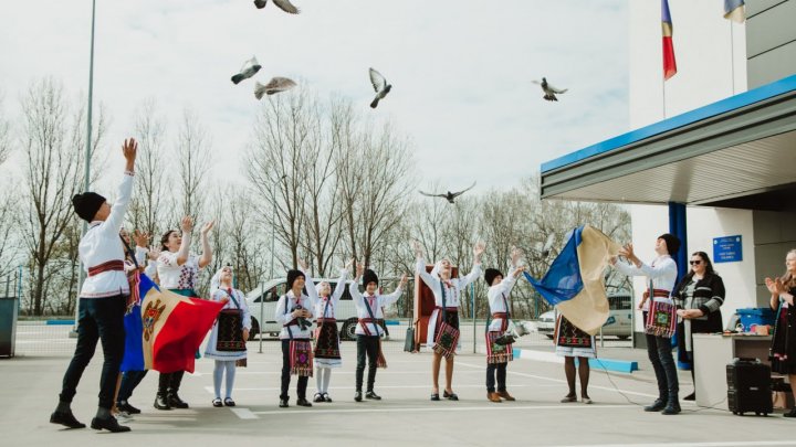 Polițiștii de frontieră au sărbătorit Floriile împreuna cu copii de la Centrul de asistență socială din Olănești (FOTO)