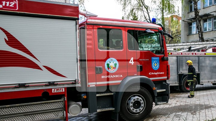 Incendiu într-un apartament din sectorul Botanica al Capitalei. Pompierii au evacuat mai multe persoane