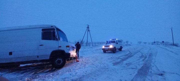 La nord A NINS. Mașini și microbuze, blocate din cauza zăpezii. Unele vehicule au derapat de pe șosea (VIDEO/FOTO)