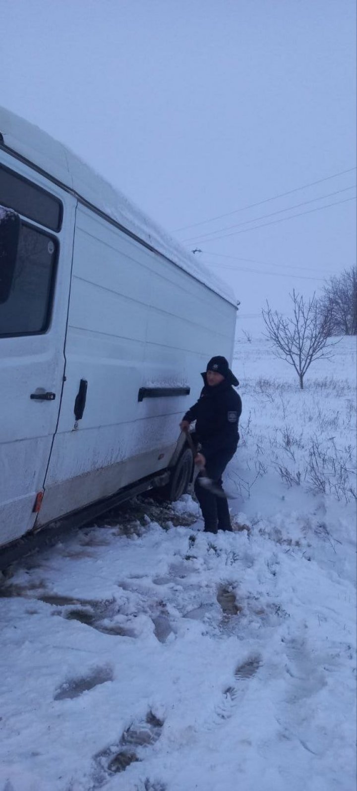 La nord A NINS. Mașini și microbuze, blocate din cauza zăpezii. Unele vehicule au derapat de pe șosea (VIDEO/FOTO)