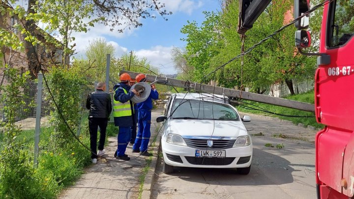 Vântul face RAVAGII în Capitală. Un pilon de electricitate s-a prăbușit peste o mașină, iar un copac peste un alt automobil (FOTO)