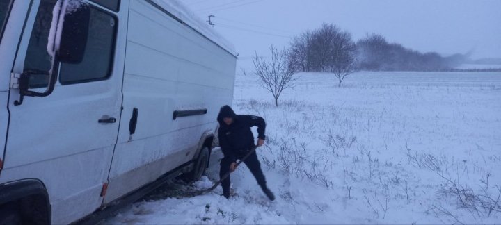 La nord A NINS. Mașini și microbuze, blocate din cauza zăpezii. Unele vehicule au derapat de pe șosea (VIDEO/FOTO)