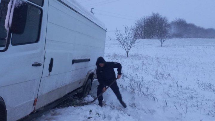 La nord A NINS. Mașini și microbuze, blocate din cauza zăpezii. Unele vehicule au derapat de pe șosea (VIDEO/FOTO)