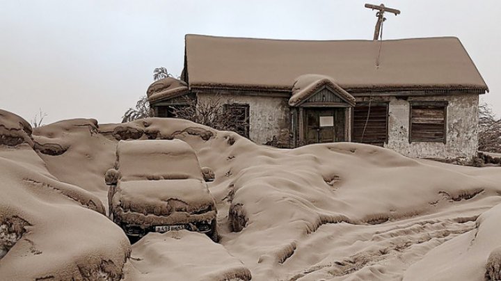 Vulcanul Șiveluci continuă să erupă. Peisaje apocaliptice în localitățile acoperite de cenușă (FOTO)