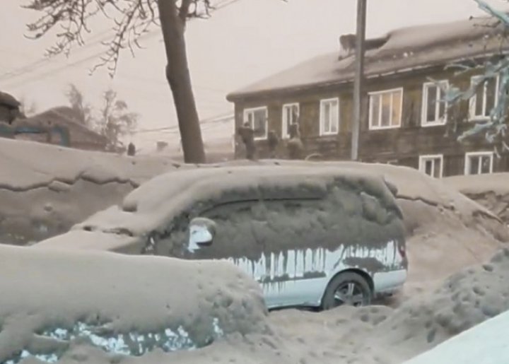 Vulcanul Șiveluci continuă să erupă. Peisaje apocaliptice în localitățile acoperite de cenușă (FOTO)