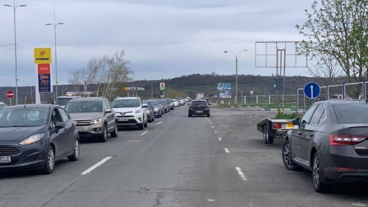 TRAFIC INTENS la vama Leușeni și Sculeni. A doua zi de Paște zeci de mașini așteaptă să iasă din țară (FOTO)