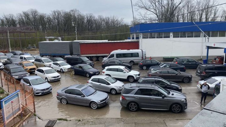 TRAFIC INTENS la vama Leușeni și Sculeni. A doua zi de Paște zeci de mașini așteaptă să iasă din țară (FOTO)