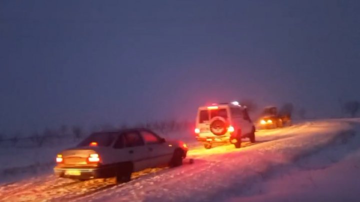 La nord A NINS. Mașini și microbuze, blocate din cauza zăpezii. Unele vehicule au derapat de pe șosea (VIDEO/FOTO)