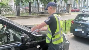 Ați găsit pliante pe parbrizul mașini? Iată ce trebuie să știți. Dacă nu respectați avertizarea poliției, ați putea fi sancționați