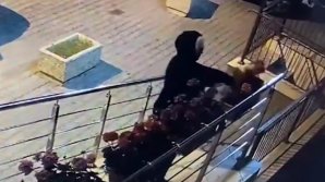 RUȘINE! Momentul în care o femeie FURĂ flori din scara unui bloc de locuit din sectorul Buiucani al Capitalei (VIDEO)