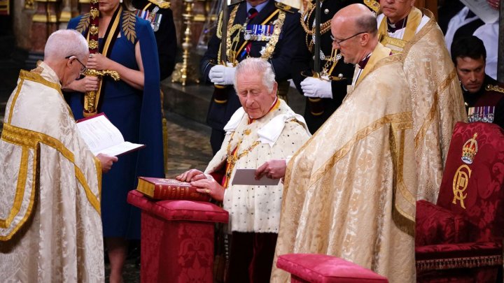 Charles al III-lea a depus jurământul de încoronare. E singura dată când a purtat coroana (FOTO)