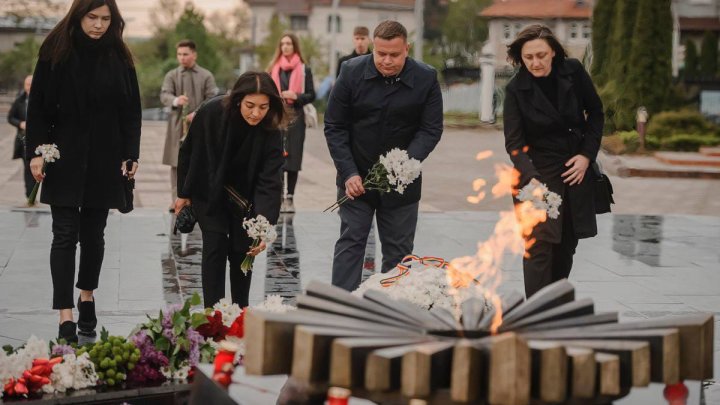 Conducerea primării capitalei împreună cu primarul Ion Ceban au depus flori la Memorialul „Eternitate”. Ce mesaj a avut primarul