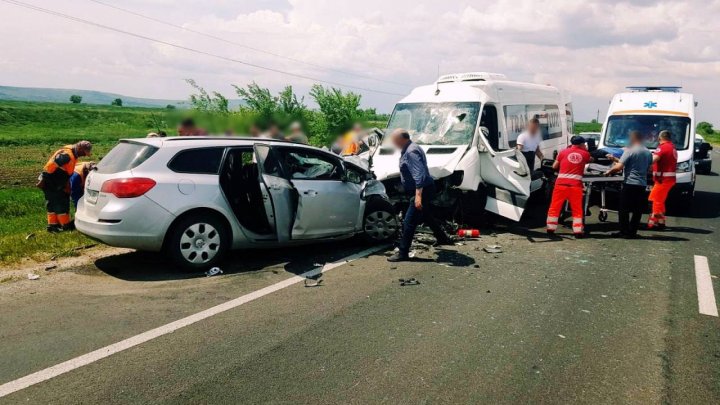 Șoferul microbuzului cu pasageri, implicat în accidentul din raionul Orhei, a murit pe masa de operație