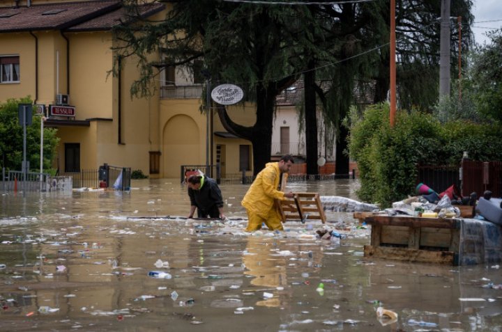 Potop în nordul Italiei. 9 oameni, uciși de inundațiile catastrofale. Sinistrații, recuperați de pe acoperișuri sau din podurile locuințelor cu elicopterele (FOTO) 