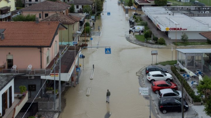 Potop în nordul Italiei. 9 oameni, uciși de inundațiile catastrofale. Sinistrații, recuperați de pe acoperișuri sau din podurile locuințelor cu elicopterele (FOTO) 