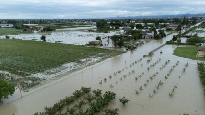 Potop în nordul Italiei. 9 oameni, uciși de inundațiile catastrofale. Sinistrații, recuperați de pe acoperișuri sau din podurile locuințelor cu elicopterele (FOTO) 