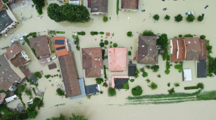 Potop în nordul Italiei. 9 oameni, uciși de inundațiile catastrofale. Sinistrații, recuperați de pe acoperișuri sau din podurile locuințelor cu elicopterele (FOTO) 