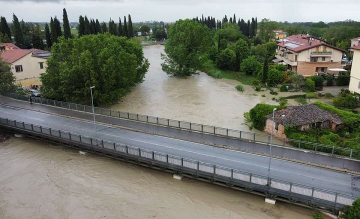 Potop în nordul Italiei. 9 oameni, uciși de inundațiile catastrofale. Sinistrații, recuperați de pe acoperișuri sau din podurile locuințelor cu elicopterele (FOTO) 